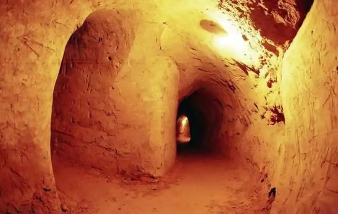 洞时意外发现神秘洞口地下竟藏着迷宫爱游戏平台1994年山西男子打窑(图3)