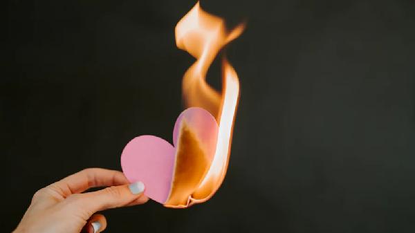 居不离婚拖着谁更怕爱游戏app入口分(图2)